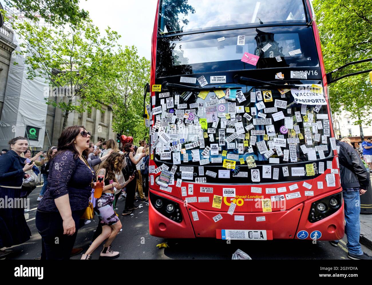 I dimostranti anti anti anti-vax hanno messo degli adesivi su tutto il bus di Londra durante una protesta e una dimostrazione anti-lockdown/anti-vaccinazione a Londra nel maggio 2021 Foto Stock