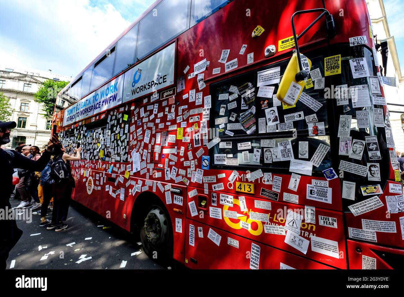 I dimostranti anti anti anti-vax hanno messo degli adesivi su tutto il bus di Londra durante una protesta e una dimostrazione anti-lockdown/anti-vaccinazione a Londra nel maggio 2021 Foto Stock