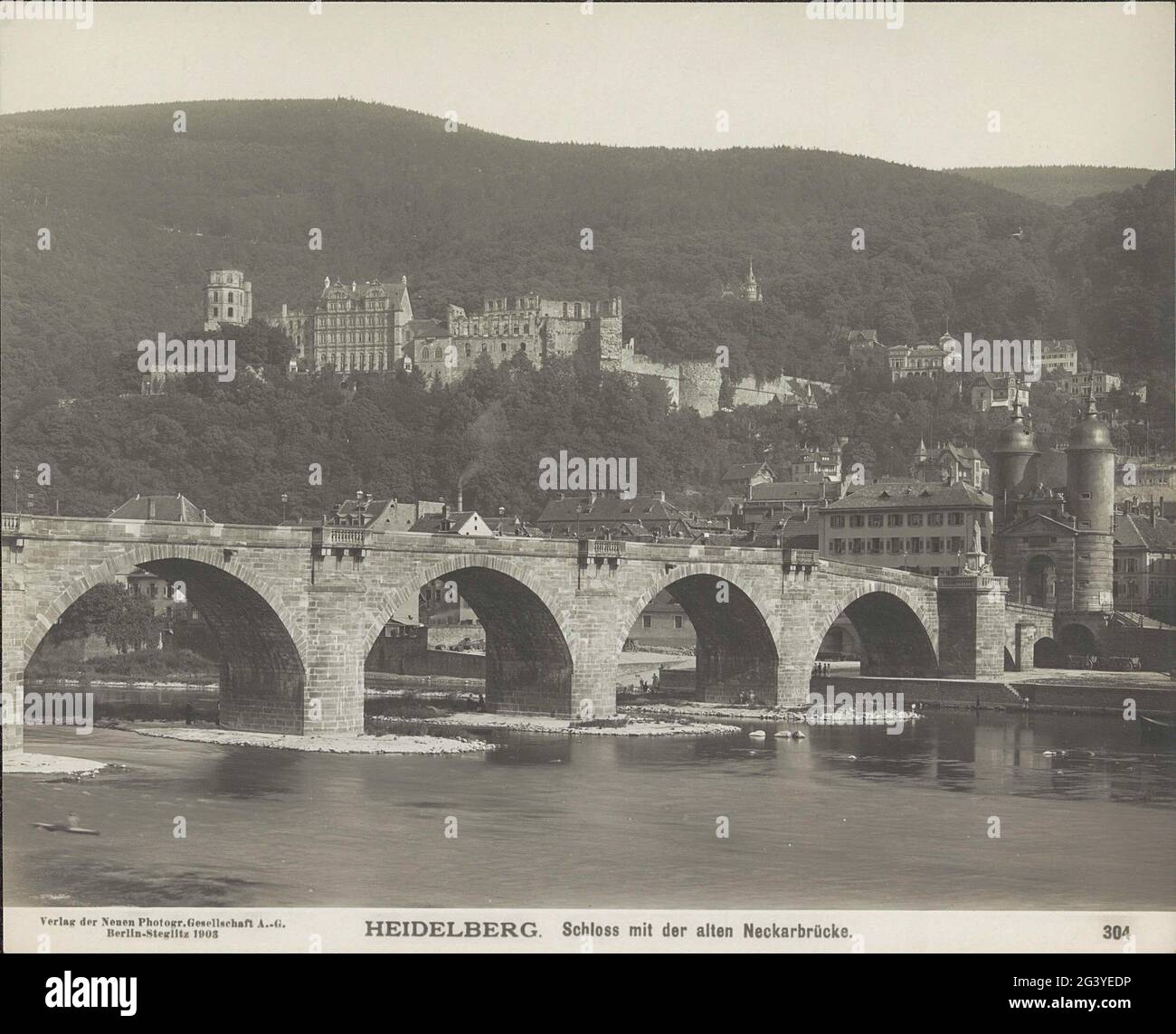 Faccia su Schloss Heidelberg con un ponte sul Neckar in primo piano; Heidelberg. Schloss mit der Alten Neckarbrücke .. Parte di album fotografico con registrazioni di Heidelberg e Schloss Heidelberg. Foto Stock