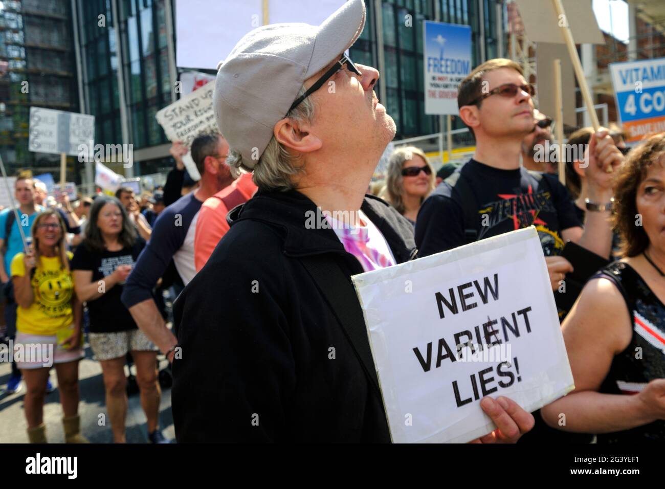 I manifestanti anti anti anti anti-blocco anti-Vax attraversano il centro di Londra per protestare contro le misure di Covid dei governi, inclusi i passaporti per la vaccinazione e le restrizioni alla chiusura dell'apertura.Maggio 29 2021 Foto Stock