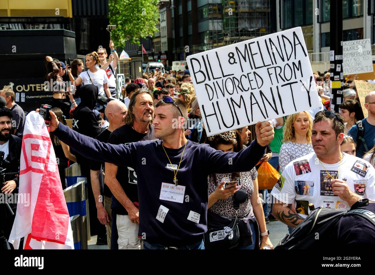 I manifestanti anti anti anti anti-blocco anti-Vax attraversano il centro di Londra per protestare contro le misure di Covid dei governi, inclusi i passaporti per la vaccinazione e le restrizioni alla chiusura dell'apertura.Maggio 29 2021 Foto Stock