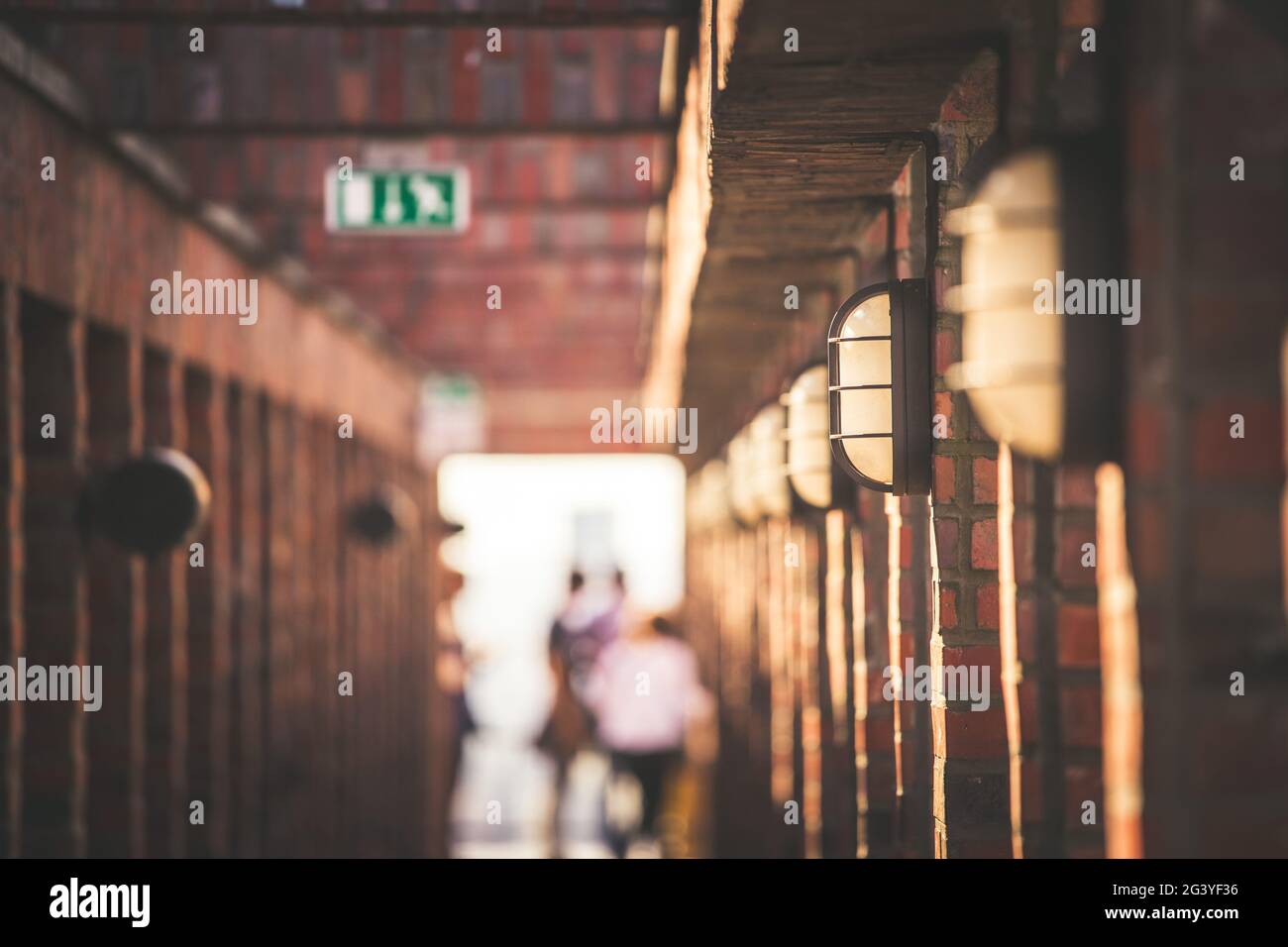 Lampade sulla parte superiore di un edificio in muratura Foto Stock