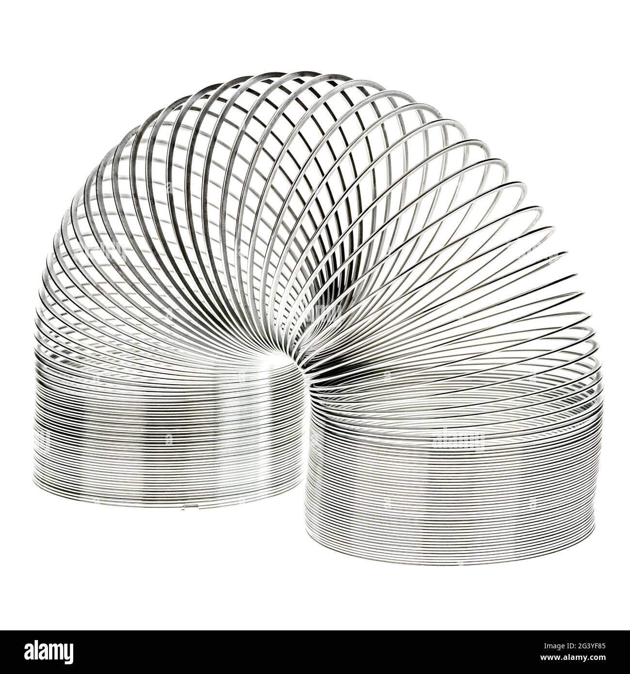 Giocattolo in metallo a molla Slinky su sfondo bianco Foto Stock