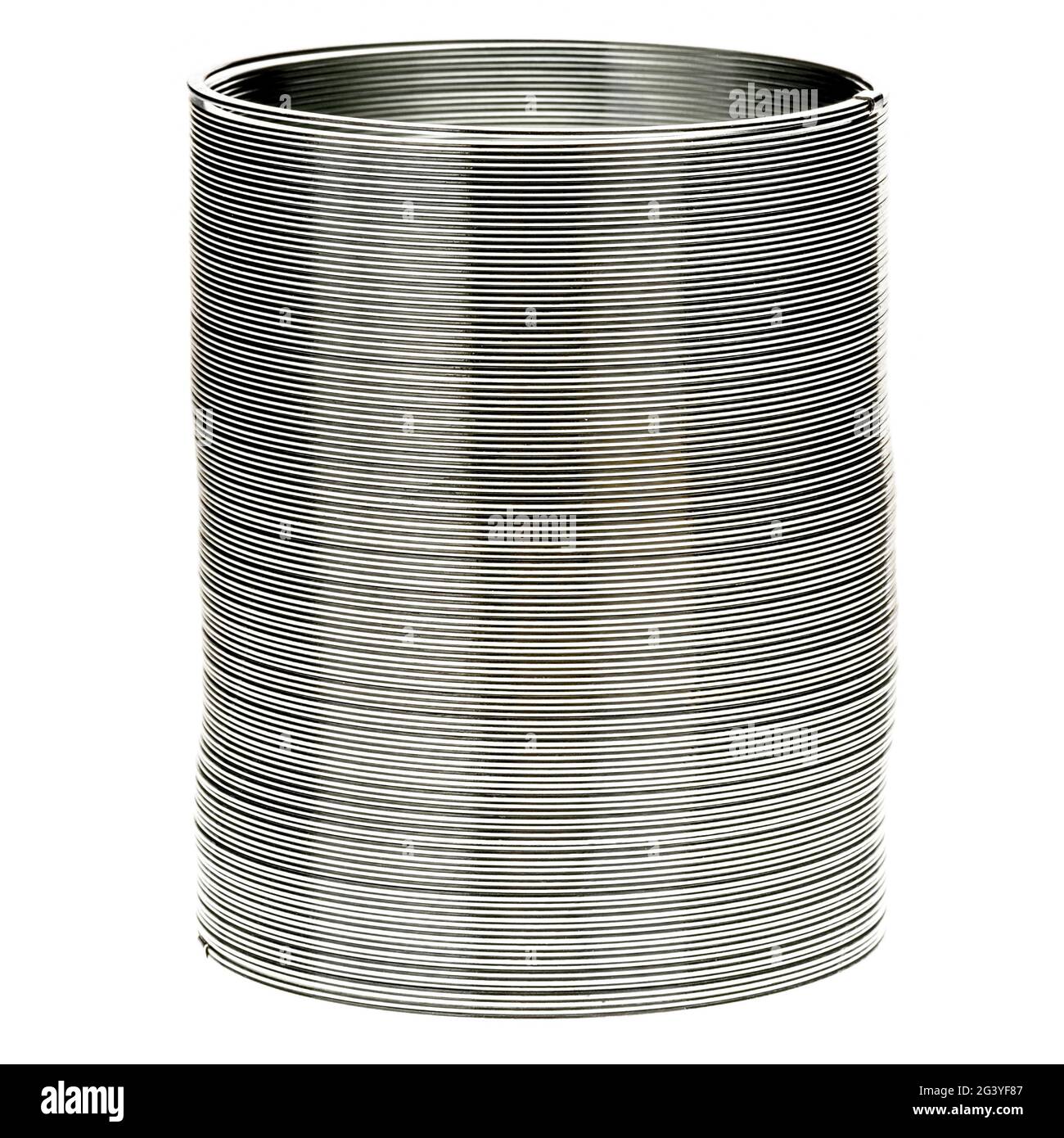 Giocattolo in metallo a molla Slinky su sfondo bianco Foto Stock