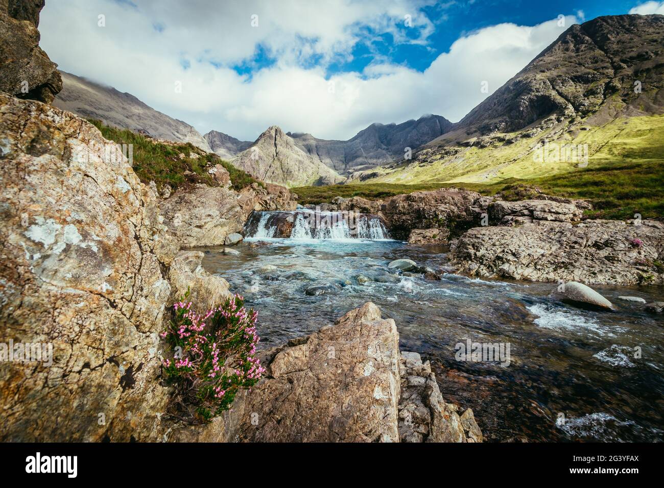 Splendidi paesaggi di cascate sull'isola di Skye, Scozia: Le piscine delle fate, la fragola di Glen, Scozia Foto Stock