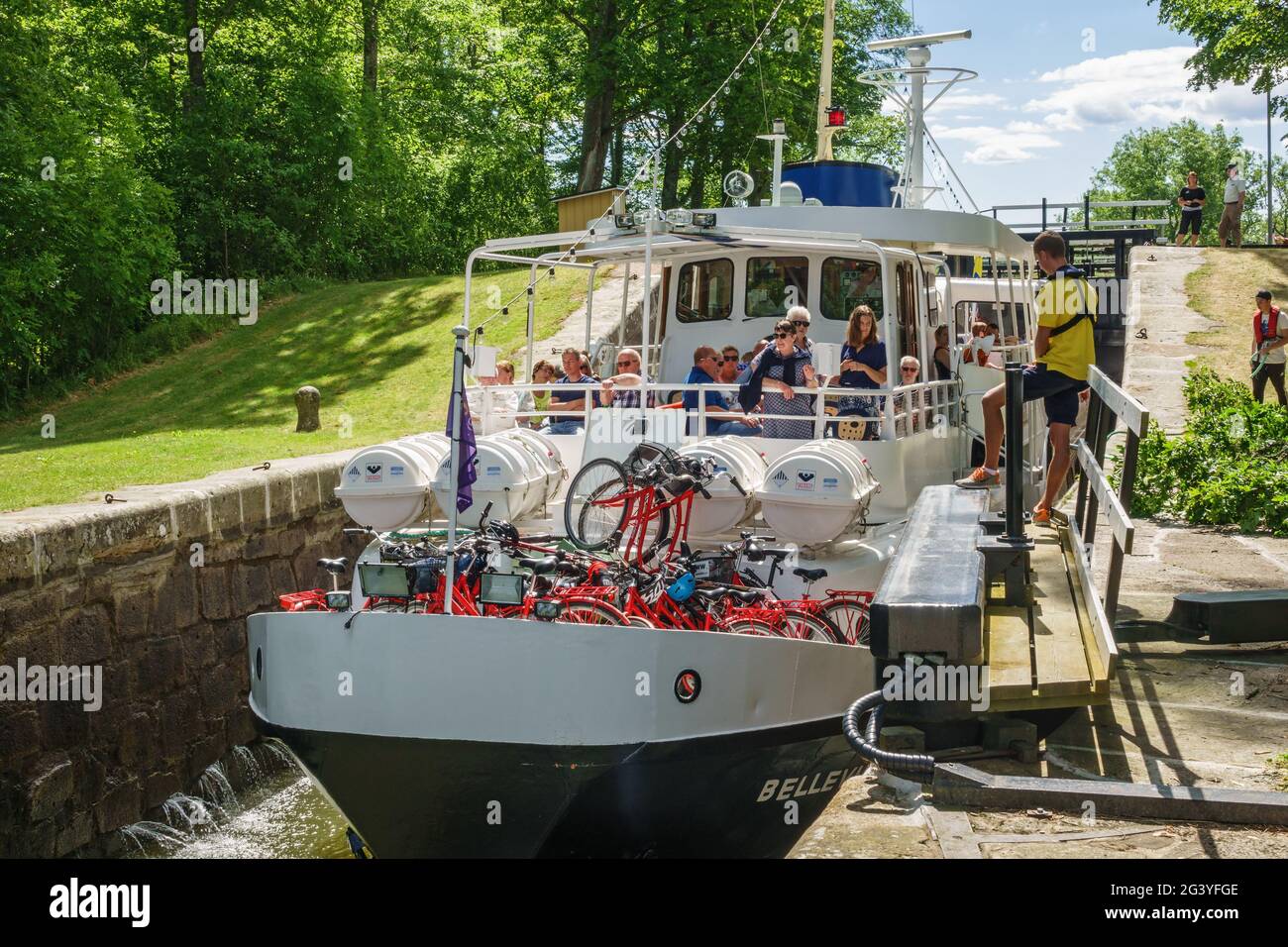 Barca turistica in un blocco sul canale Gota in Svezia Foto Stock
