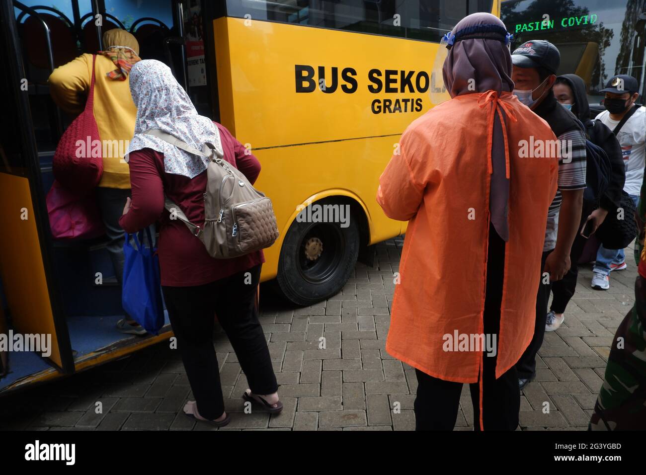 Giacarta, Indonesia. 17 Giugno 2021. Un totale di 36 pazienti di Covid-19, residenti nel distretto di Cipayung, a Giacarta Est, sono stati evacuati dal Lubang Buaya Community Health Center, a Giacarta Est, all'area del Wisma Athlete Emergency Hospital, Kemayoran, Giacarta, venerdì 18 giugno 2021. Questo processo di evacuazione è un seguito al numero crescente di casi di Covid-19 nel DKI Jakarta dopo la vacanza di Idul Fitri. (Foto di Kuncoro Widyo Rumpoko/Pacific Press) Credit: Pacific Press Media Production Corp./Alamy Live News Foto Stock