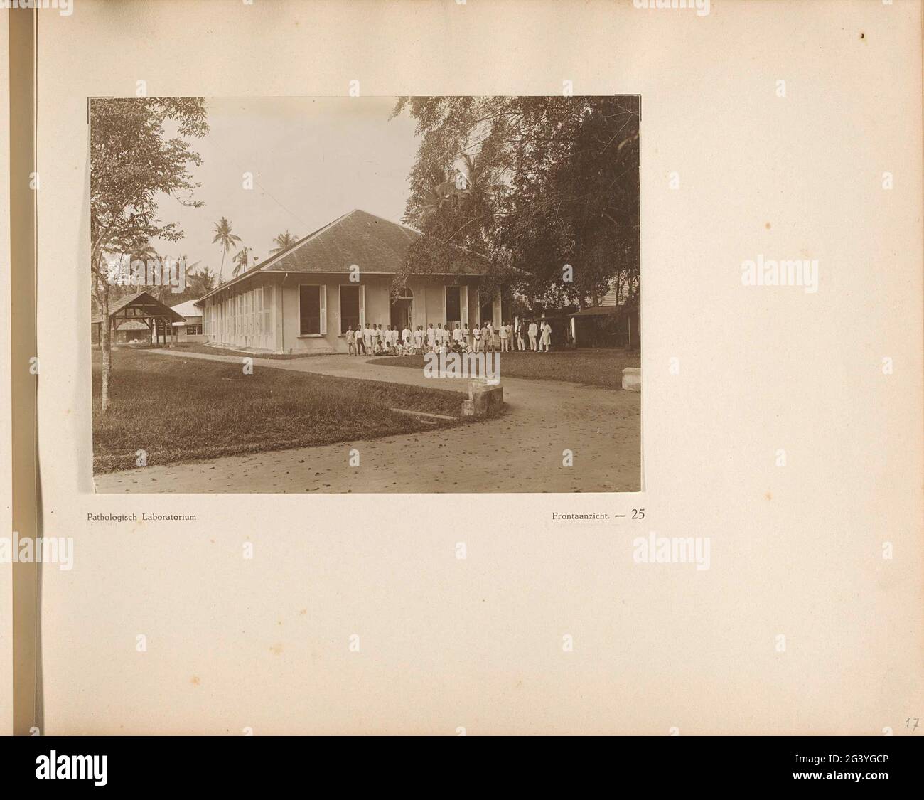 Pagina 25 dell'album fotografico dell'Associazione Generale delle piante di gomma nella Costa Est di Sumatra (A.R.O.S.). Libro con una foto dello staff che si trova davanti al laboratorio patologico della Stazione di prova Generale dell'Associazione Generale delle piante di gomma nella Costa Est di Sumatra (A.R.O.S.) a Kampong Baroe. Parte dell'album fotografico dell'Unione generale delle piantatrici di gomma sulla costa orientale di Sumatra (A.R.O.S.). Foto Stock