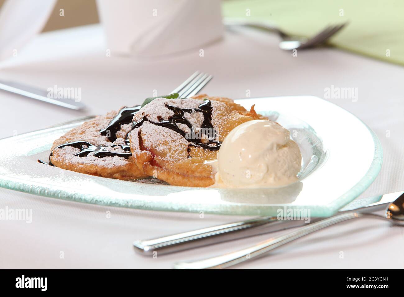 E' servito, delicatezze bavaresi, anelli di mele con gelato alla vaniglia, Reit im Winkl, Chiemgau, Baviera, Germania Foto Stock