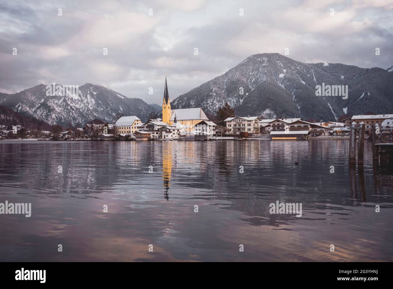 Vista sulla cantina Tegernsee al villaggio di Rottach-Egern con la chiesa Sankt Laurentius, Baviera, Germania. Foto Stock