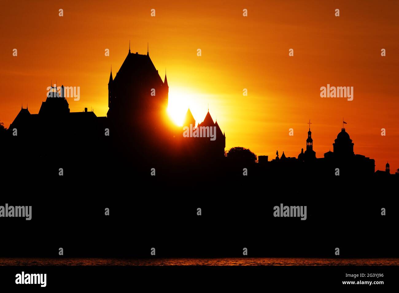 Lo Chateau Frontenac si è scolpito contro un tramonto spettacolare, visto da Lévis, Quebec, Canada Foto Stock