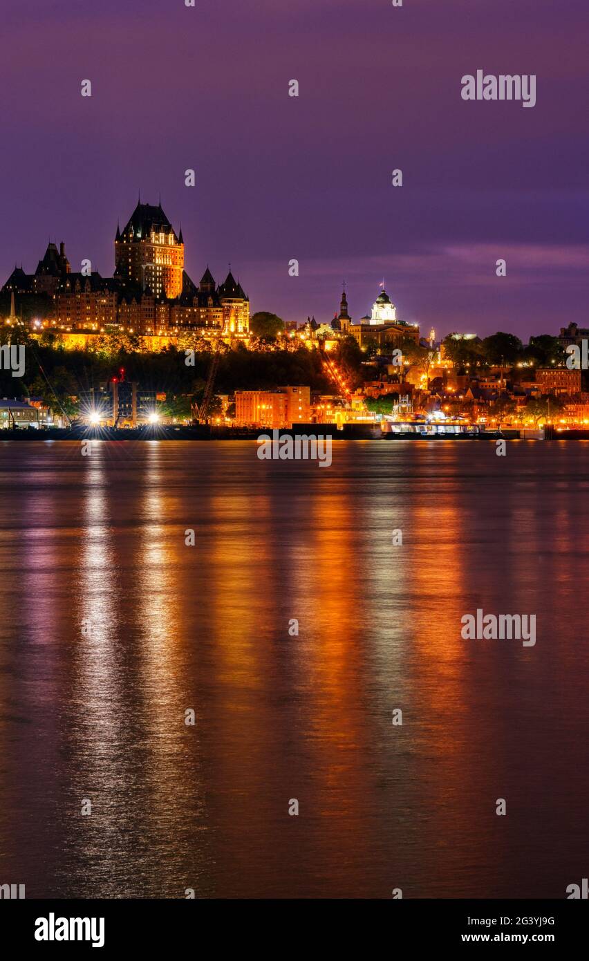 Luci serali di Quebec City e del Chateau Frontenac brillano sul fiume San Lorenzo, come visto da Lévis, Quebec, Canada Foto Stock