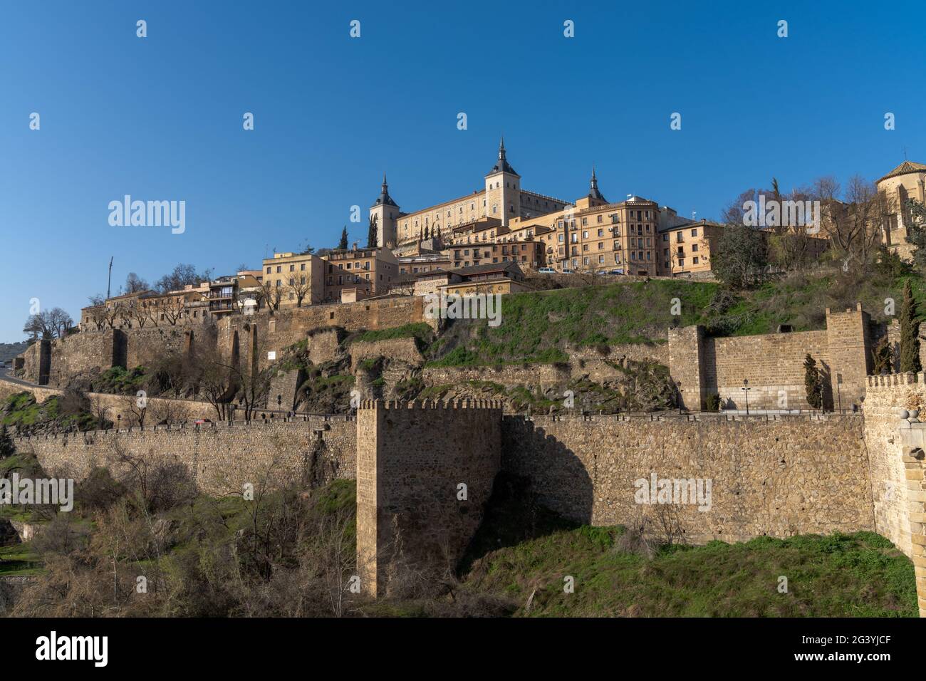Una vista sulla storica città spagnola di Toledo ON Il fiume Tago Foto Stock
