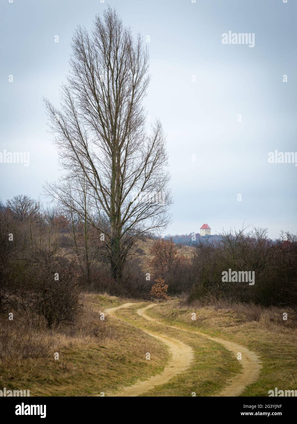 Percorso per una piccola cappella su una collina in Burgenland Foto Stock