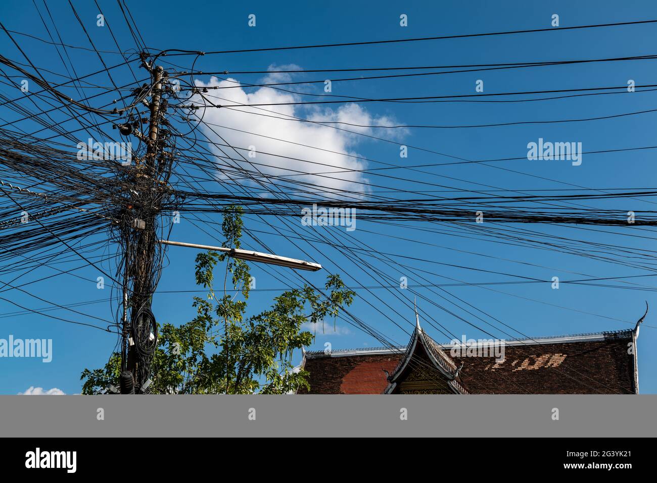 Un caotico ma funzionale gruppo di linee telefoniche e elettriche, Luang Prabang, provincia di Luang Prabang, Laos, Asia Foto Stock