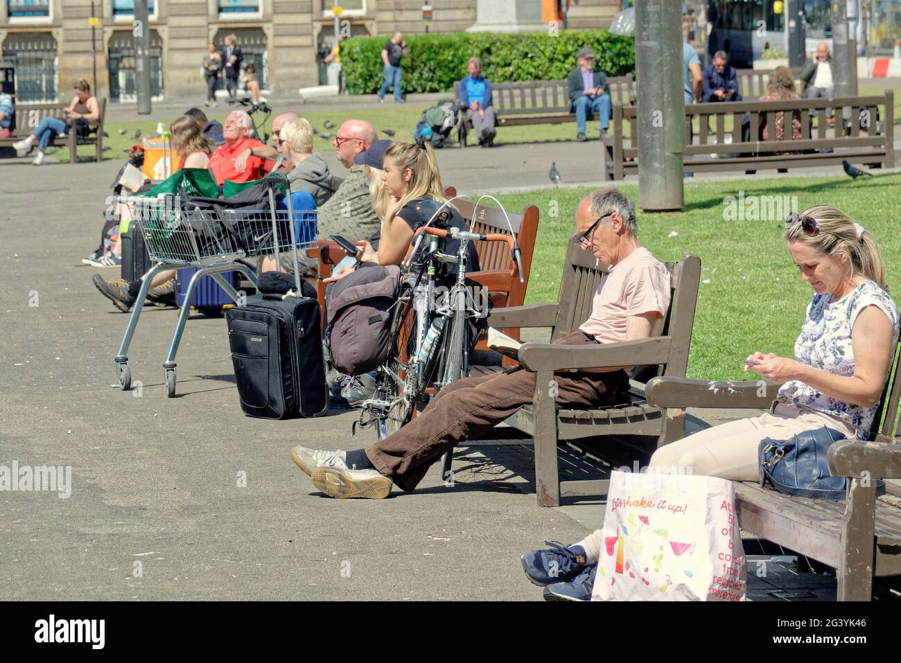 Glasgow, Scozia, Regno Unito. 18 Giugno 2021. UK Weather: Summer Euro 2021 la febbre è apparsa in città con un buon umore come la città ha mostrato una vita più normale al sole guardando con impazienza al grande gioco. George Square crogiolarsi al sole nel cuore della città. Credit: gerard Ferry/Alamy Live News Foto Stock