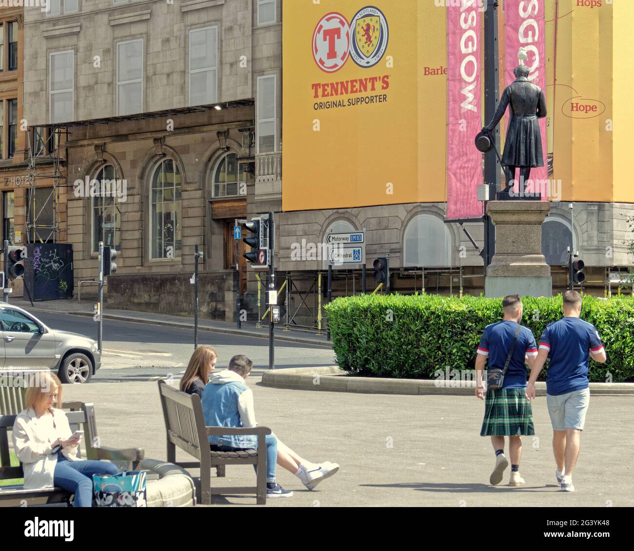 Glasgow, Scozia, Regno Unito. 18 Giugno 2021. UK Weather: Summer Euro 2021 la febbre è apparsa in città con un buon umore come la città ha mostrato una vita più normale al sole guardando con impazienza al grande gioco. George Square crogiolarsi al sole nel cuore della città. Credit: gerard Ferry/Alamy Live News Foto Stock