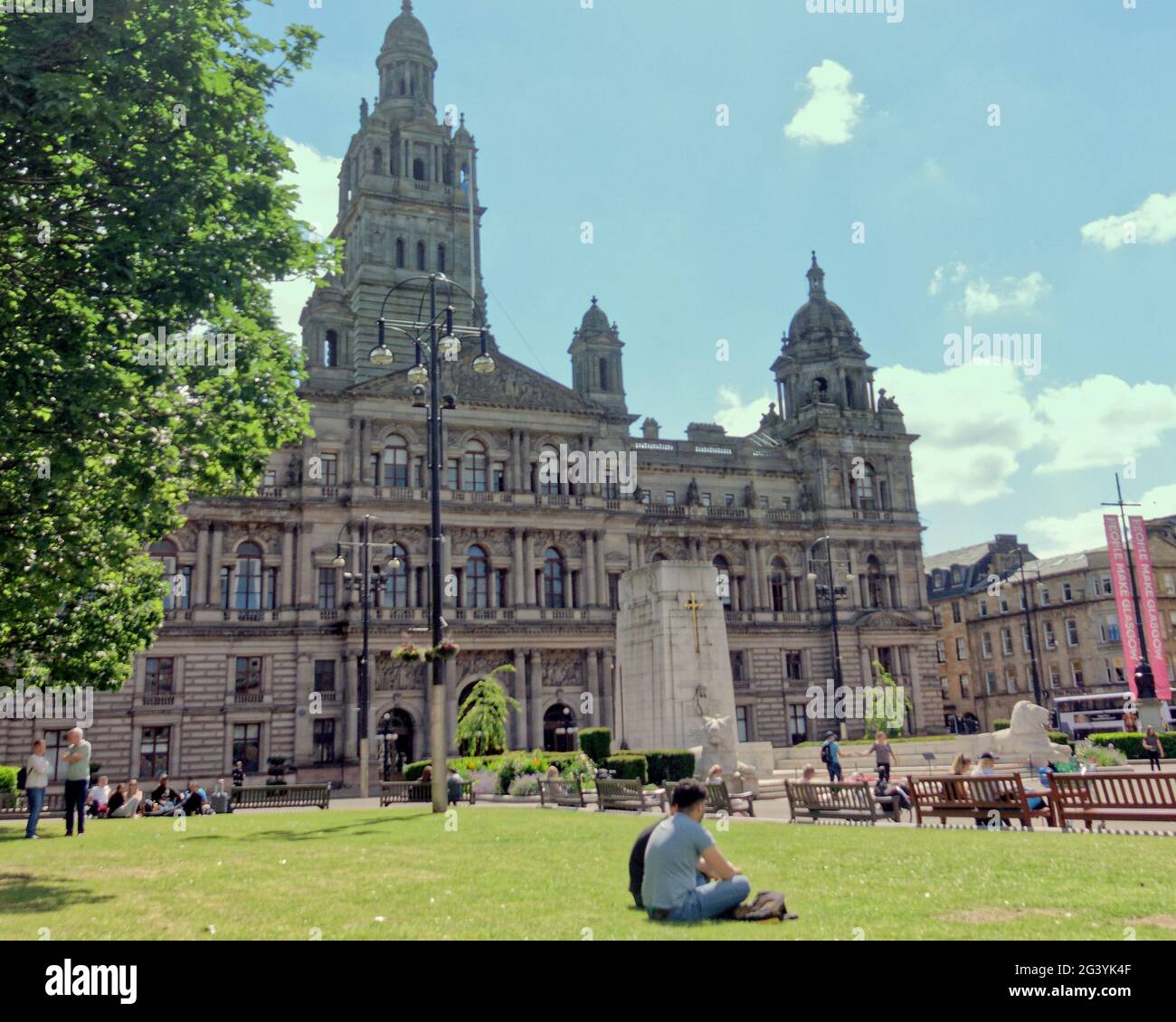 Glasgow, Scozia, Regno Unito. 18 Giugno 2021. UK Weather: Summer Euro 2021 la febbre è apparsa in città con un buon umore come la città ha mostrato una vita più normale al sole guardando con impazienza al grande gioco. George Square crogiolarsi al sole nel cuore della città. Credit: gerard Ferry/Alamy Live News Foto Stock