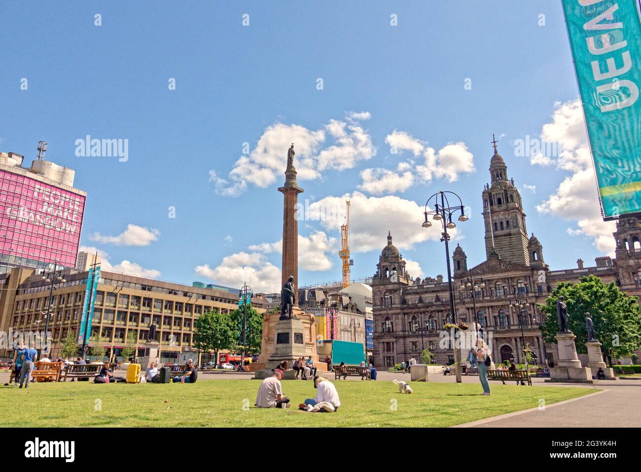 Glasgow, Scozia, Regno Unito. 18 Giugno 2021. UK Weather: Summer Euro 2021 la febbre è apparsa in città con un buon umore come la città ha mostrato una vita più normale al sole guardando con impazienza al grande gioco. George Square crogiolarsi al sole nel cuore della città. Credit: gerard Ferry/Alamy Live News Foto Stock