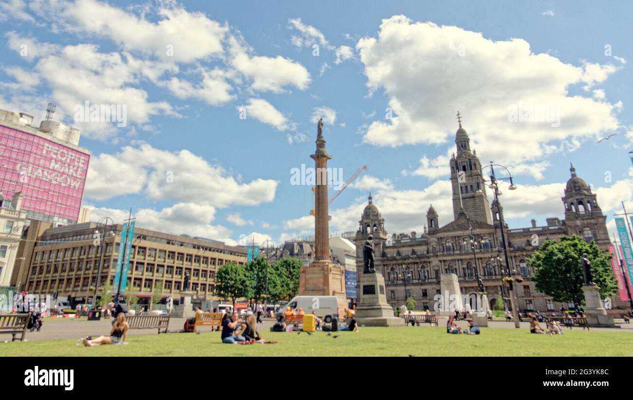 Glasgow, Scozia, Regno Unito. 18 Giugno 2021. UK Weather: Summer Euro 2021 la febbre è apparsa in città con un buon umore come la città ha mostrato una vita più normale al sole guardando con impazienza al grande gioco. George Square crogiolarsi al sole nel cuore della città. Credit: gerard Ferry/Alamy Live News Foto Stock