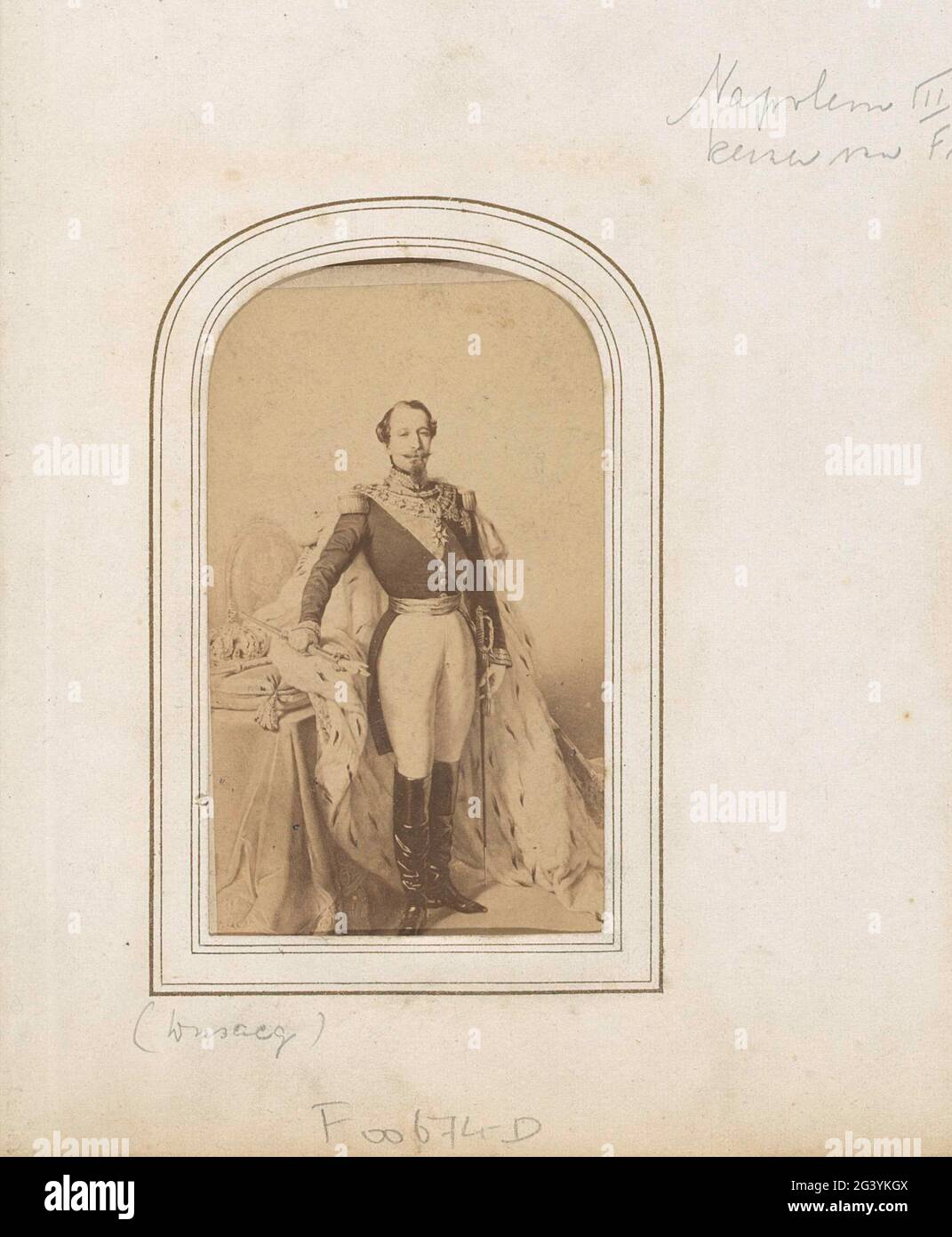 Produzione fotografica di un ritratto dipinto di Napoleone III Bonaparte, imperatore di Francia. Parte dell'album fotografico con 123 Cartes-de-Visite di membri di case reali europee, politici e personaggi famosi. Foto Stock