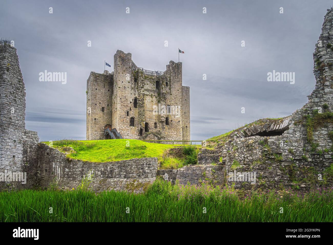 Vista su Trim Castle attraverso uno spazio tra le mura di fortificazione Foto Stock