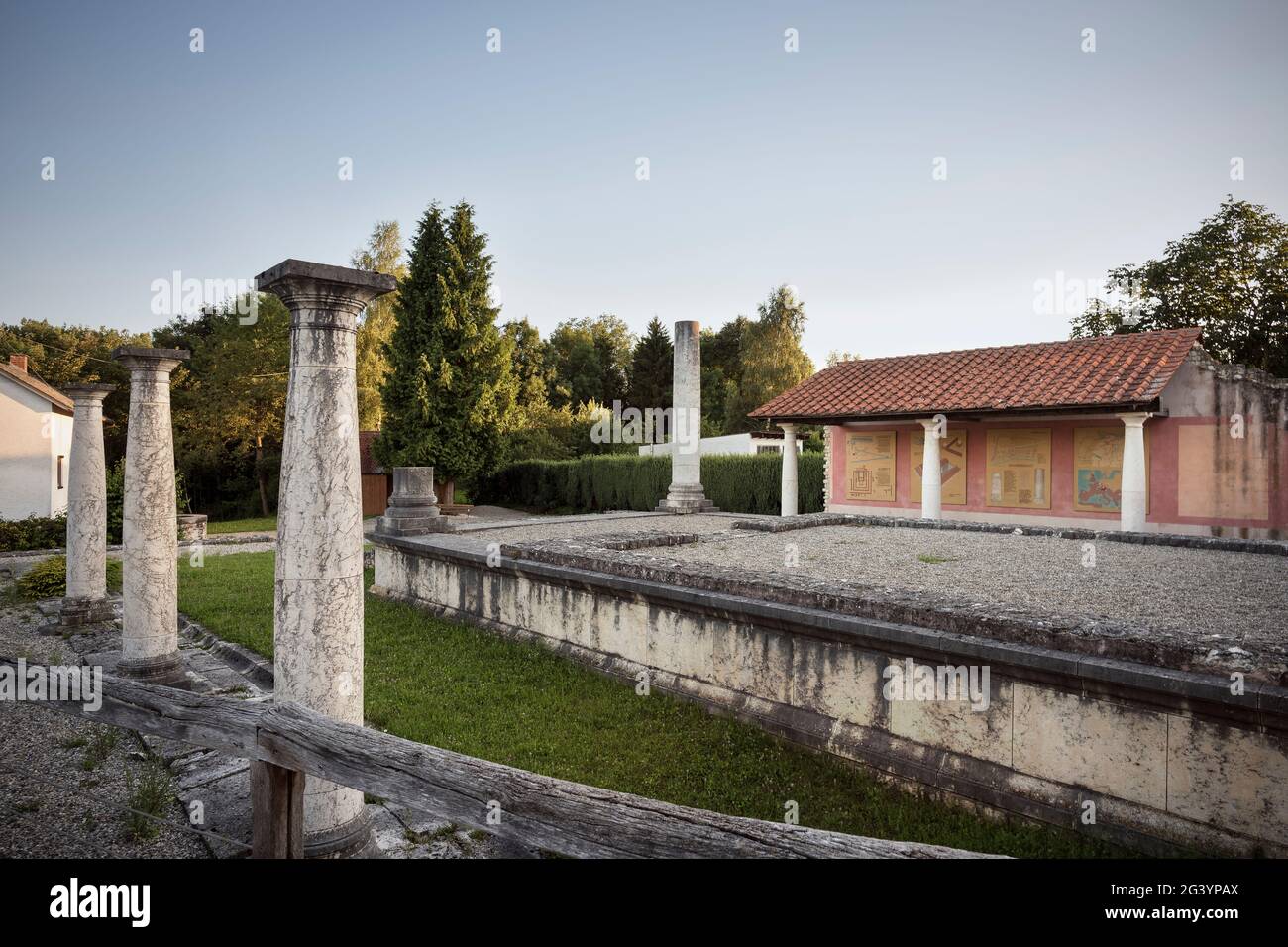 Rovina del tempio romano "Apollo Grannus Tempel" a Faimingen vicino a Lauingen, distretto di Dillingen, Baviera, Danubio, Germania Foto Stock