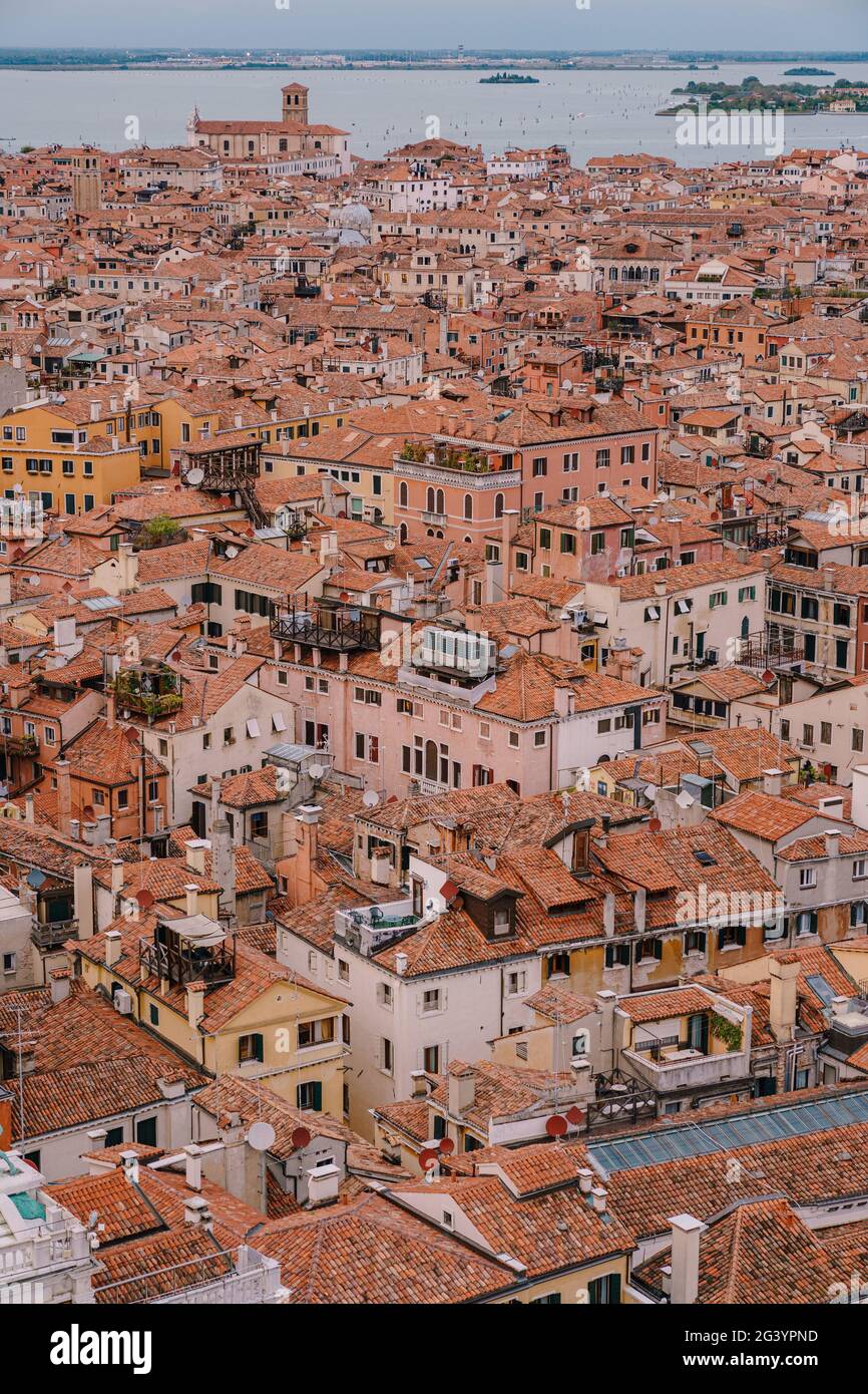 Vista panoramica aerea dal campanile della cattedrale San Marco Campanile del centro storico della città vecchia, mare, tetti di tegole rosse e pala Foto Stock