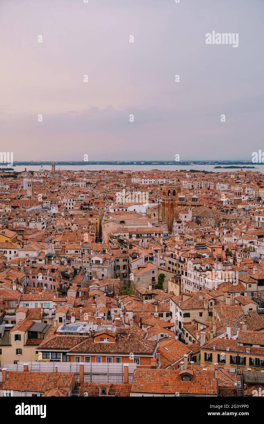 Vista panoramica aerea dal campanile della cattedrale San Marco Campanile del centro storico della città vecchia, mare, tetti di tegole rosse e pala Foto Stock
