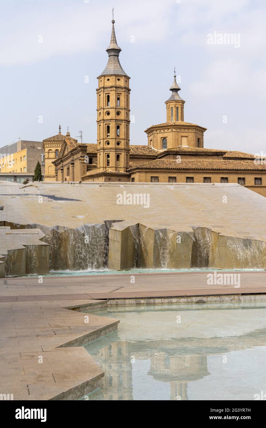 Vista sulla fontana Fuente de la Hispanidad nel centro storico di Saragozza Foto Stock