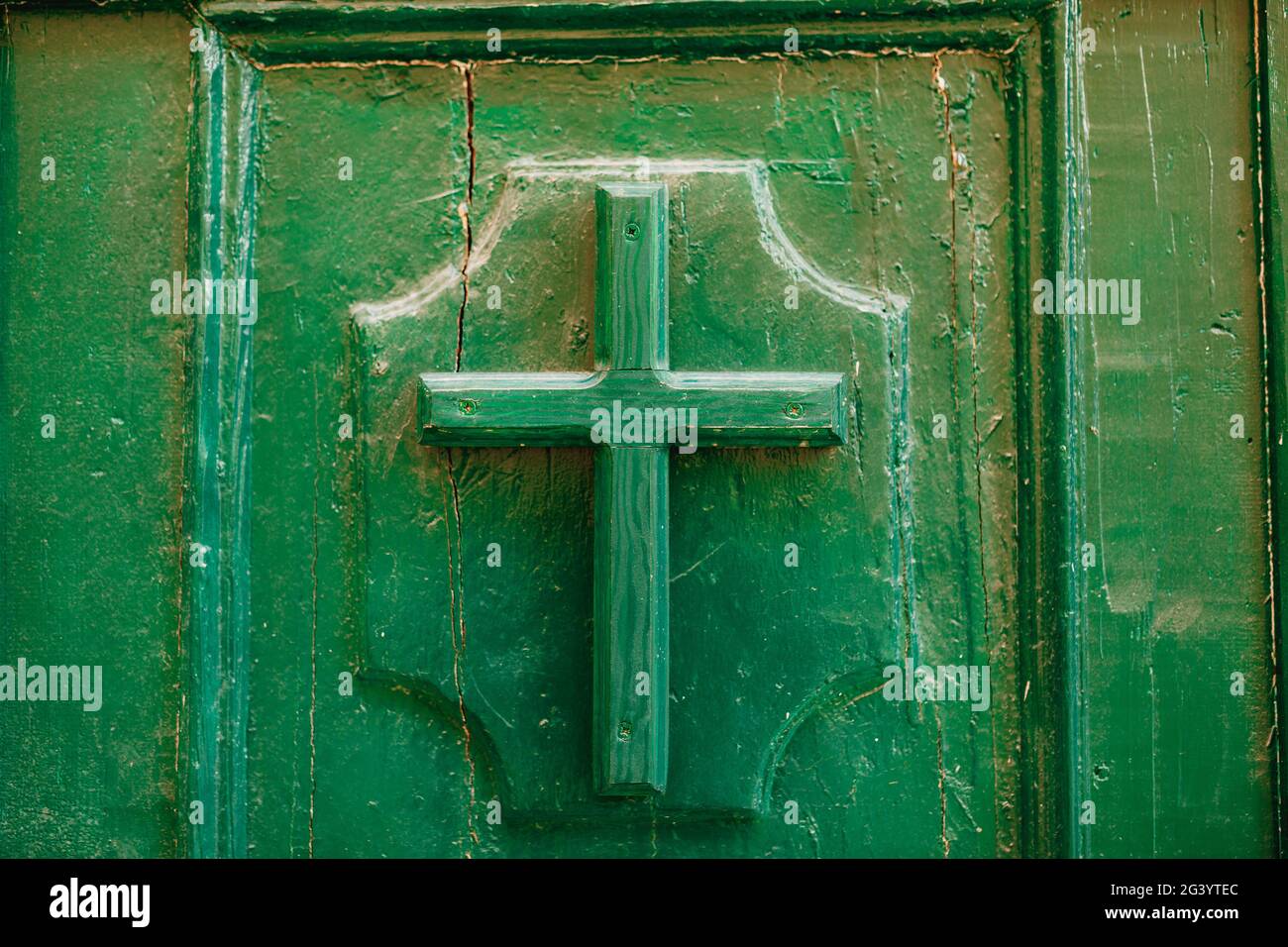 L'ingresso alla chiesa. Croce cristiana sulla porta Foto Stock