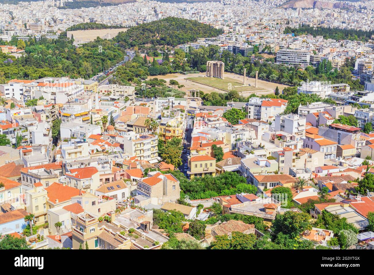 Vista ad angolo del Tempio di Zeus Olimpio, dell'Arco di Adriano e del centro di atene, Atene, Grecia, Europa, Foto Stock