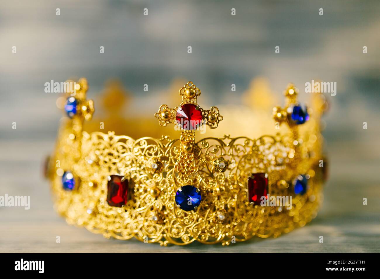 Corona d'oro incrostata di pietre preziose per matrimoni in chiesa Foto Stock