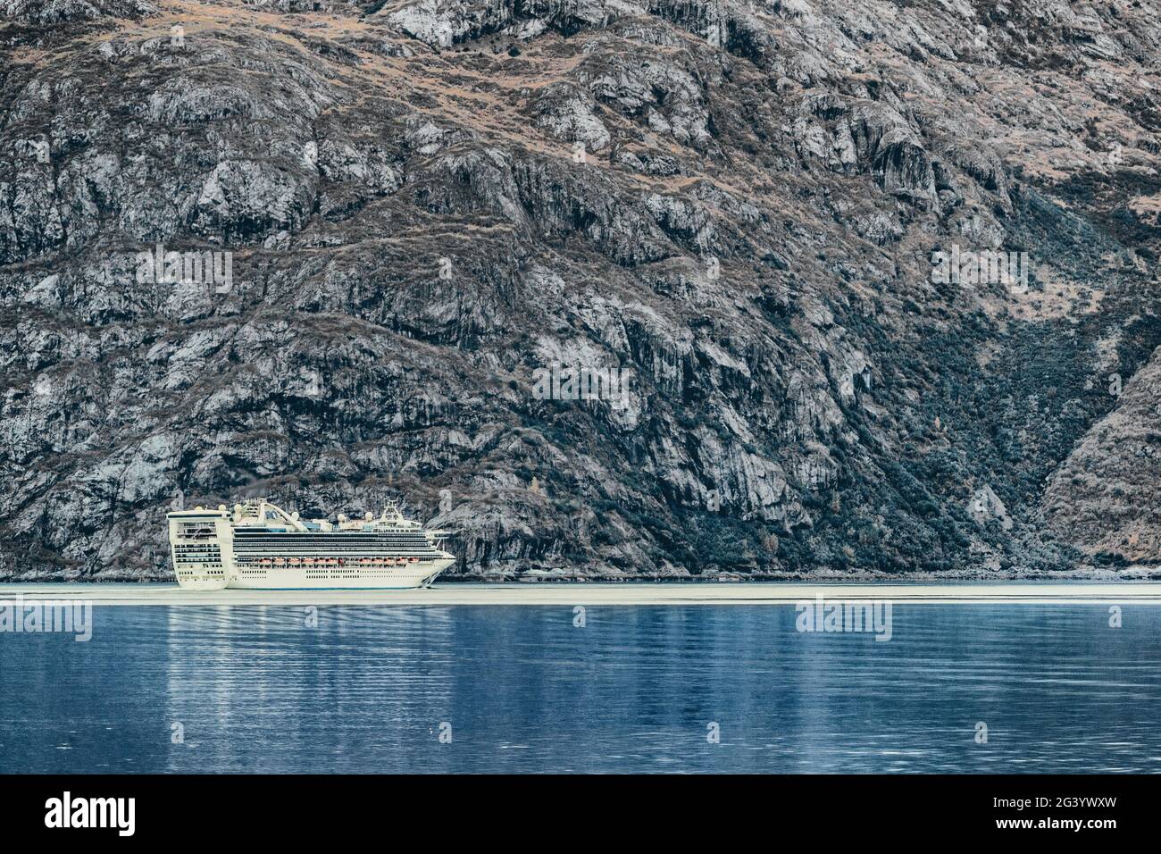 Nave da crociera che naviga a Glacier Bay, Alaska, sulle acque blu del mare artico e iceberg. Viaggio di fondo destinazione vacanza di lusso. Foto Stock
