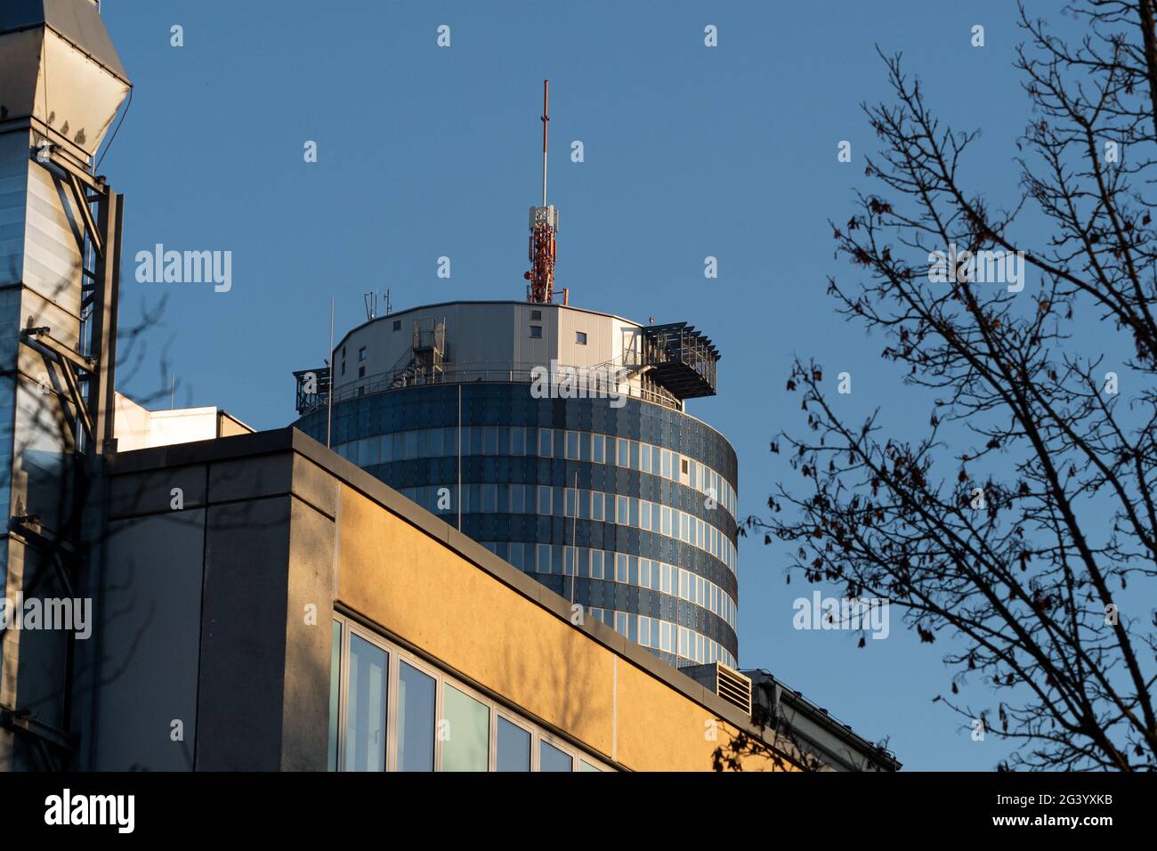 Date un'occhiata più da vicino all'architettura e alla torre in jena centro Foto Stock