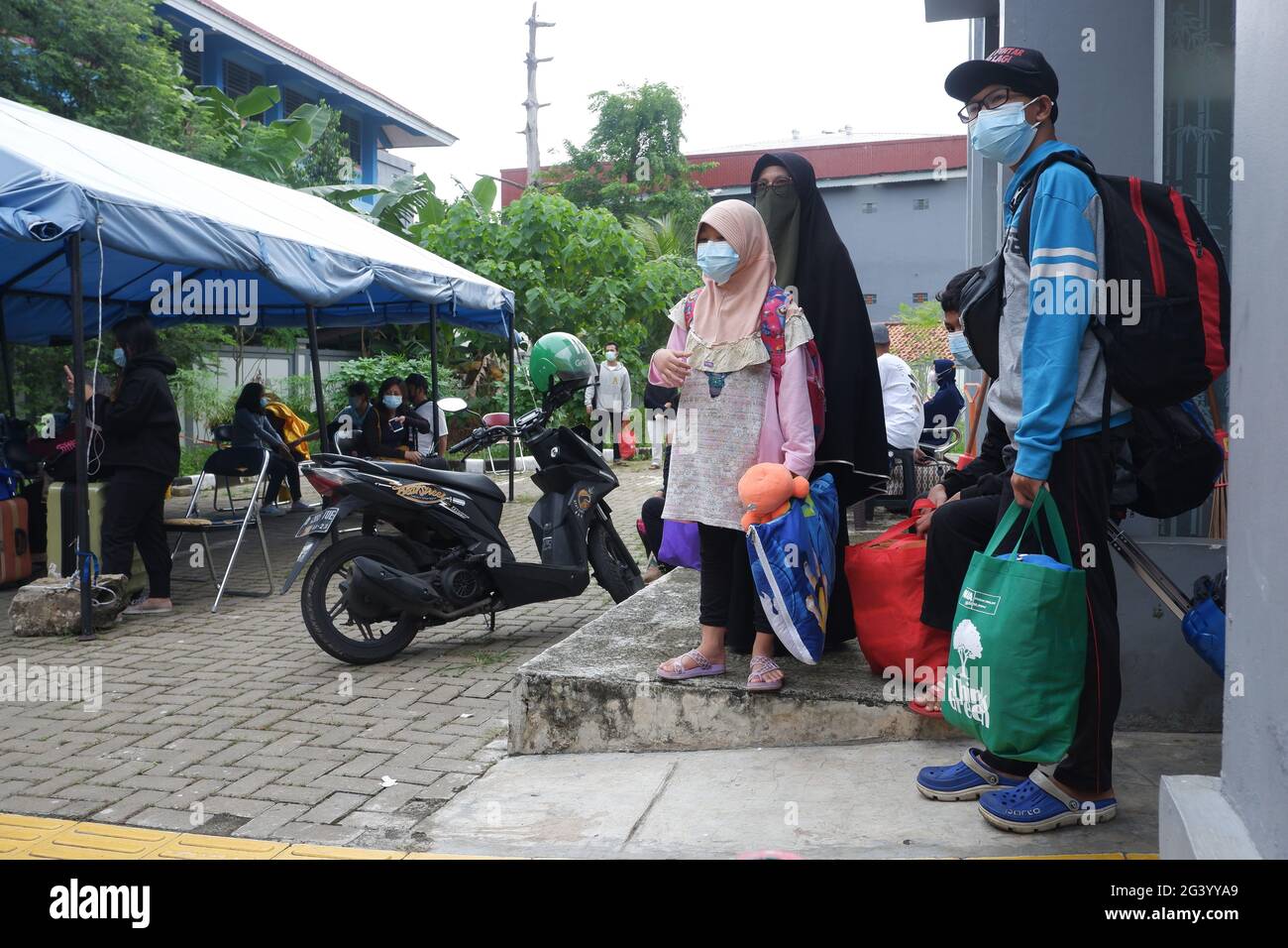 Giacarta, Indonesia. 18 Giugno 2021. Covid-19 pazienti al Lubang Buaya Community Health Center, Jakarta Est, Indonesia in attesa di essere evacuati al Wisma Atlet Emergency Hospital, Kemayoran, Jakarta, venerdì 8 giugno 2021. Questo processo di evacuazione è un seguito al numero crescente di casi di Covid-19 nel DKI Jakarta dopo la vacanza di Idul Fitri. (Foto di Kuncoro Widyo Rumpoko/Pacific Press/Sipa USA) Credit: Sipa USA/Alamy Live News Foto Stock