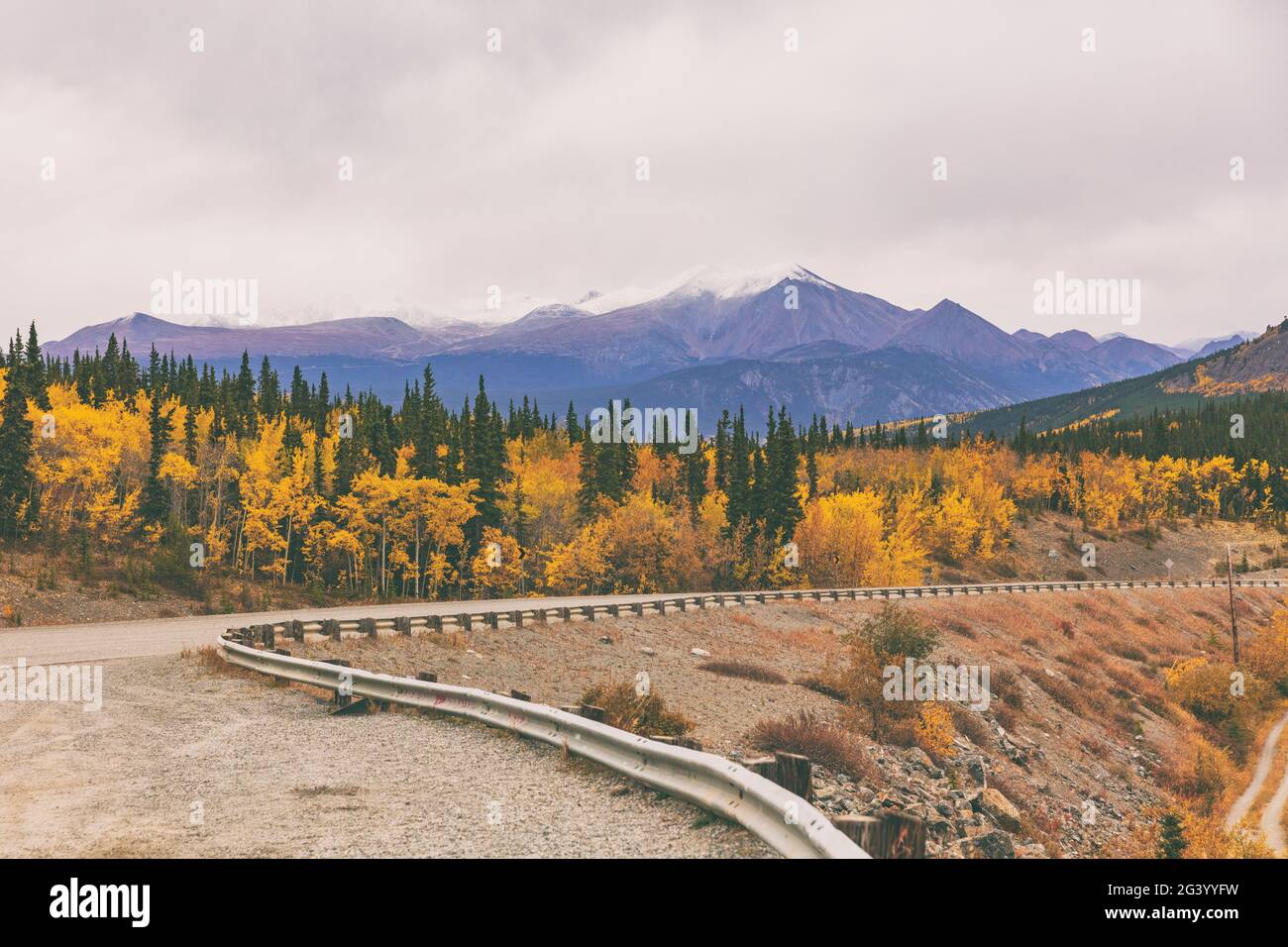 Viaggio in Alaska in autunno. Autostrada con montagne sullo sfondo. Foto Stock