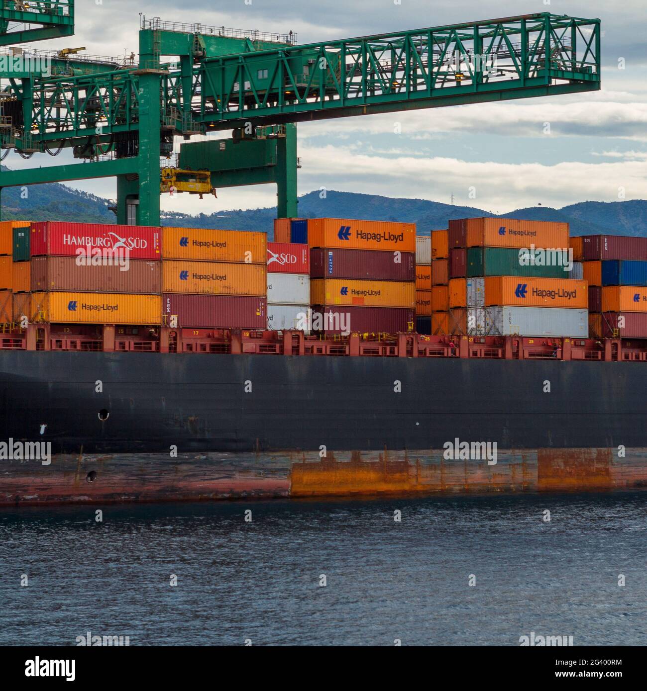 Nave portacontainer vicino alla gru del porto di Genova Pra Voltri. Foto Stock