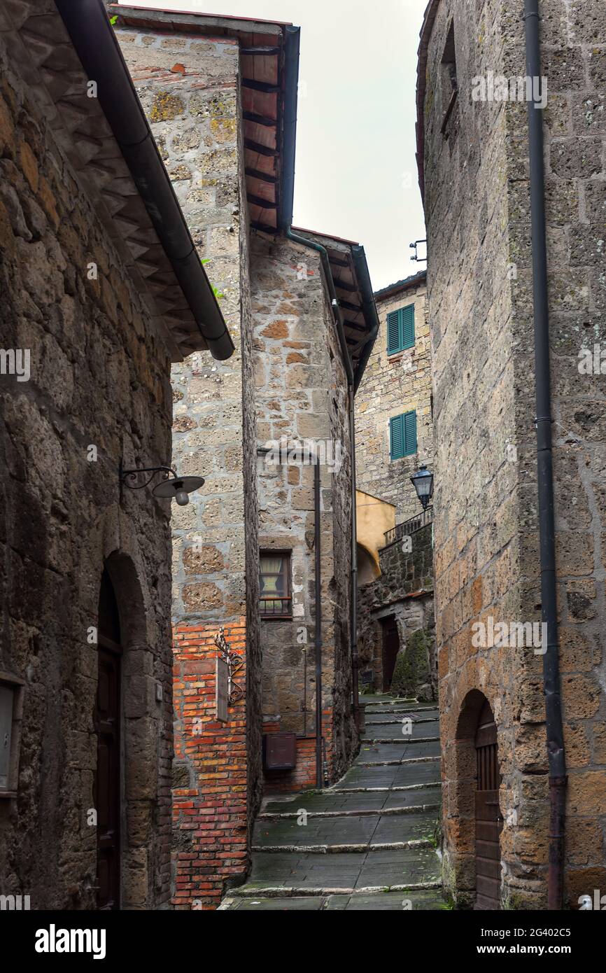 La città tufa di Sorano Foto Stock