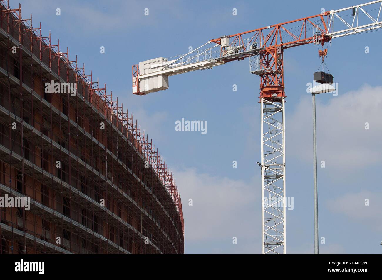 Quartiere in costruzione. Le gru disegnano delle geometrie nel cielo. Foto Stock