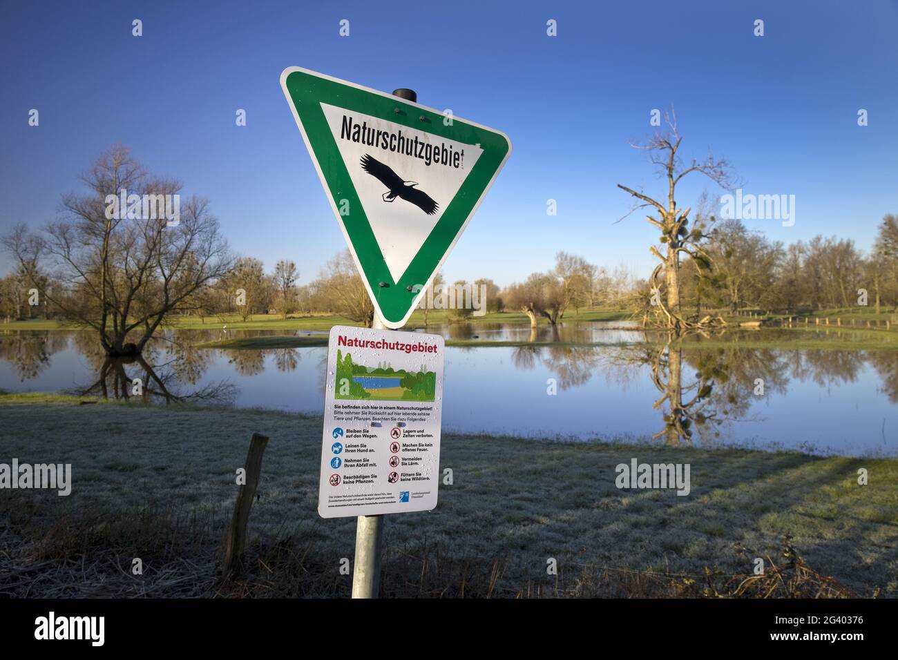 Segno riserva naturale di fronte al paesaggio alluvionale Urdenbacher Kaempe, Duesseldorf, Germania Foto Stock