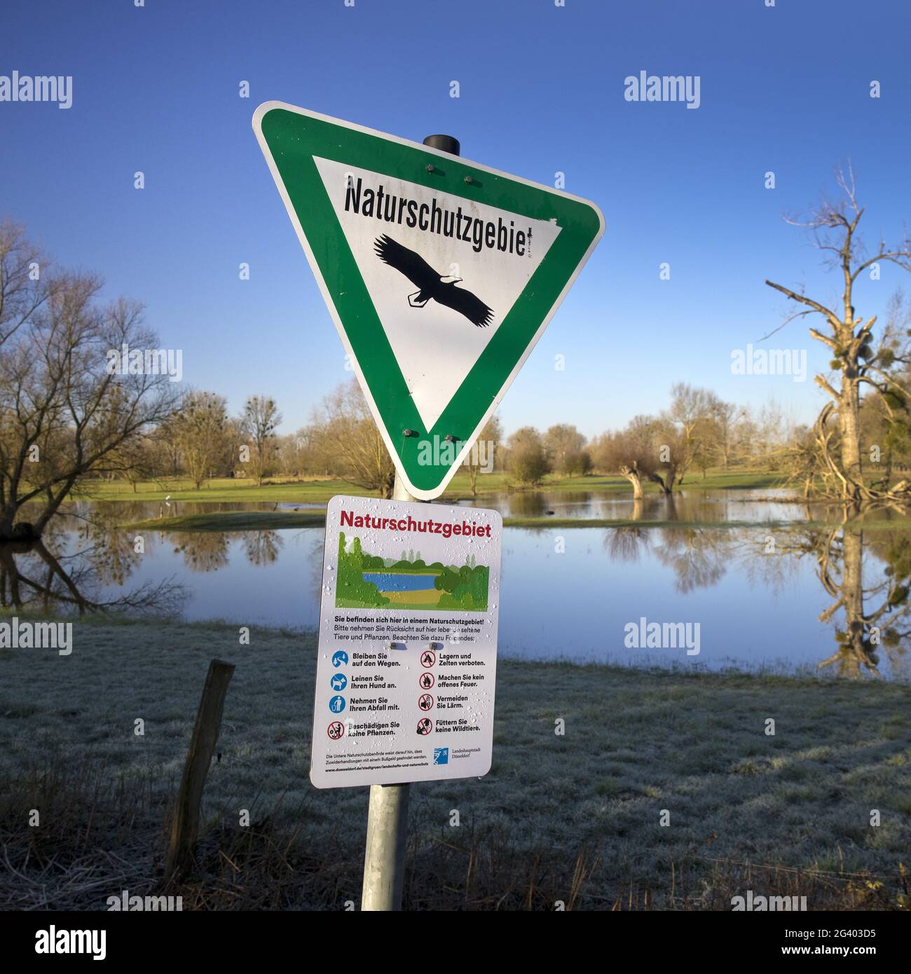Segno riserva naturale di fronte al paesaggio alluvionale Urdenbacher Kaempe, Duesseldorf, Germania Foto Stock