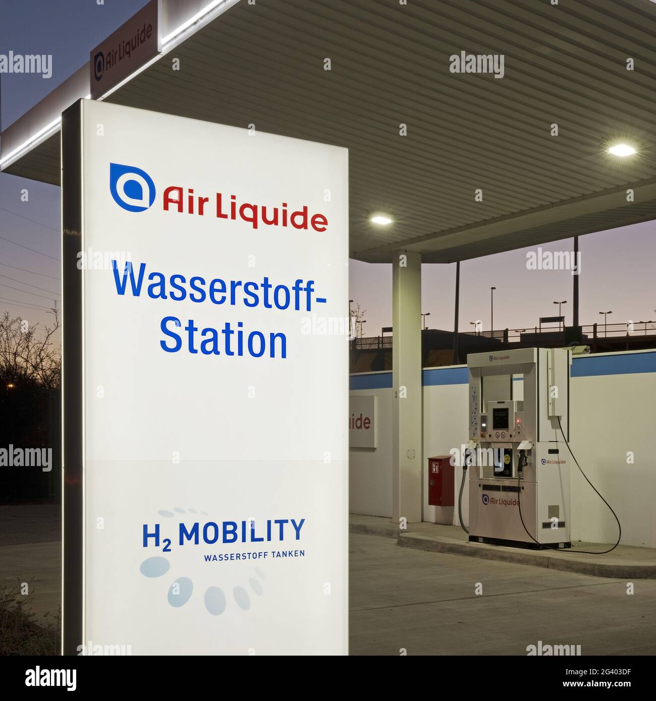 Stazione di rifornimento di idrogeno, una delle 91 stazioni di rifornimento H2 in Germania oggi, Duesseldorf, Germania Foto Stock