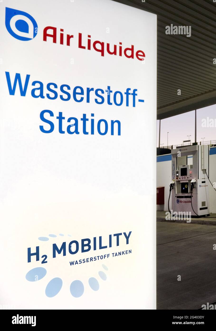 Stazione di rifornimento di idrogeno, una delle 91 stazioni di rifornimento H2 in Germania oggi, Duesseldorf, Germania Foto Stock