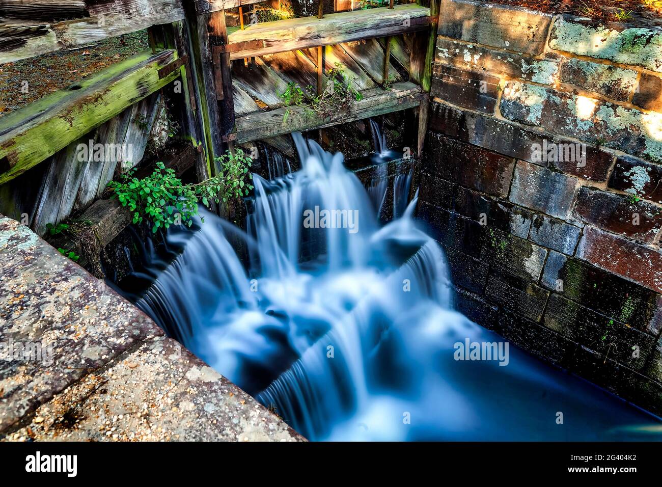 L'acqua passa attraverso le vecchie porte di chiusura del canale sul canale C e o nel Maryland rurale Foto Stock