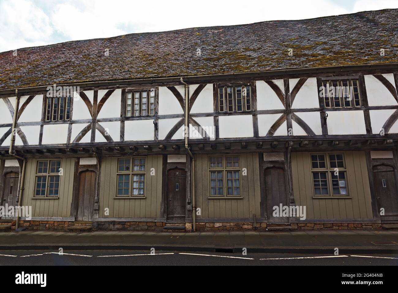 Fila di proprietà terrazzate del periodo Tuder in Church Street, Tewkesbury, Gloucestershire Foto Stock