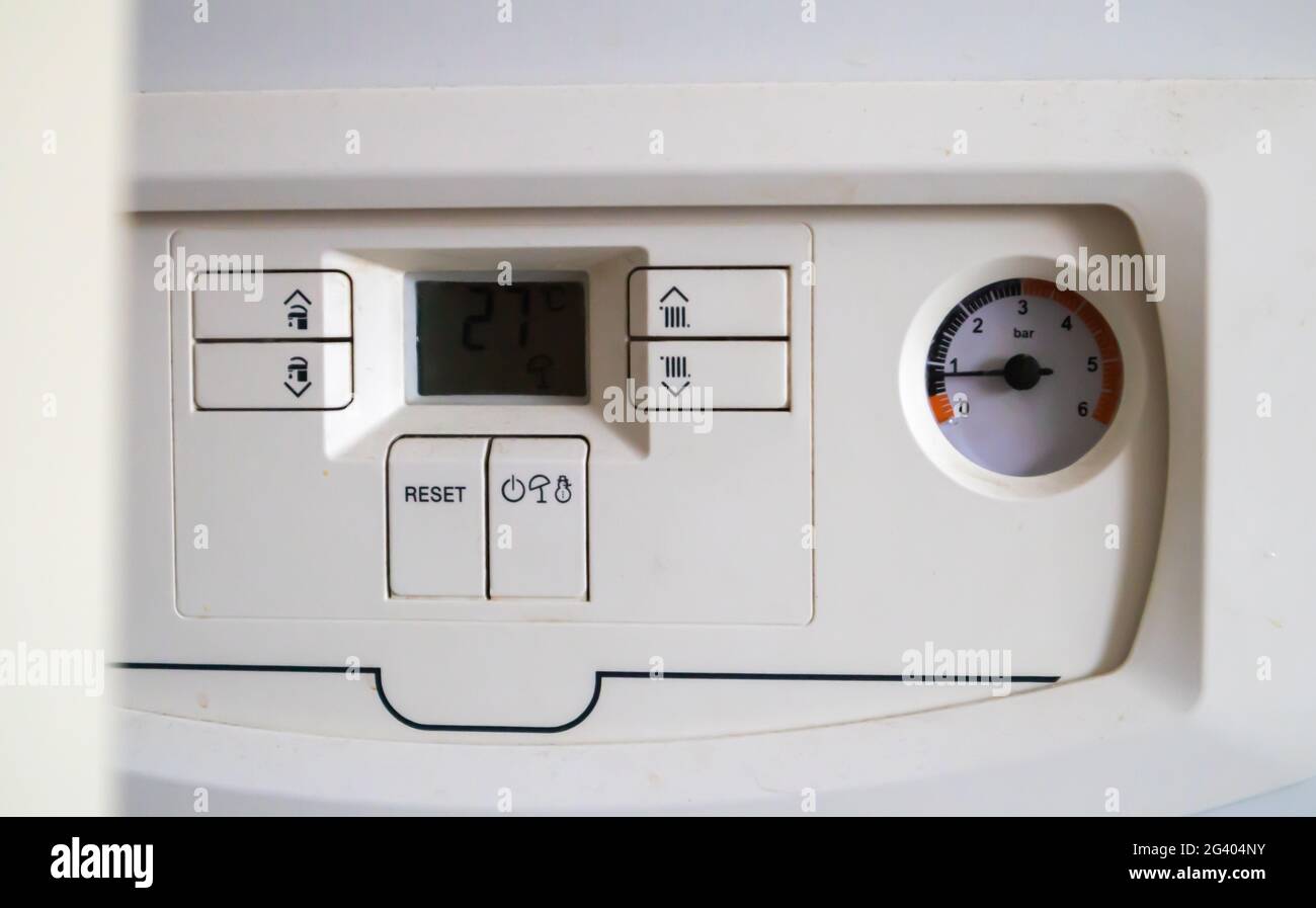 Controllo interno di una caldaia a doppio circuito a gas con sensore di pressione e temperatura nell'impianto di riscaldamento domestico, chiuso. Risparmio energetico ed effetti immagine Foto Stock