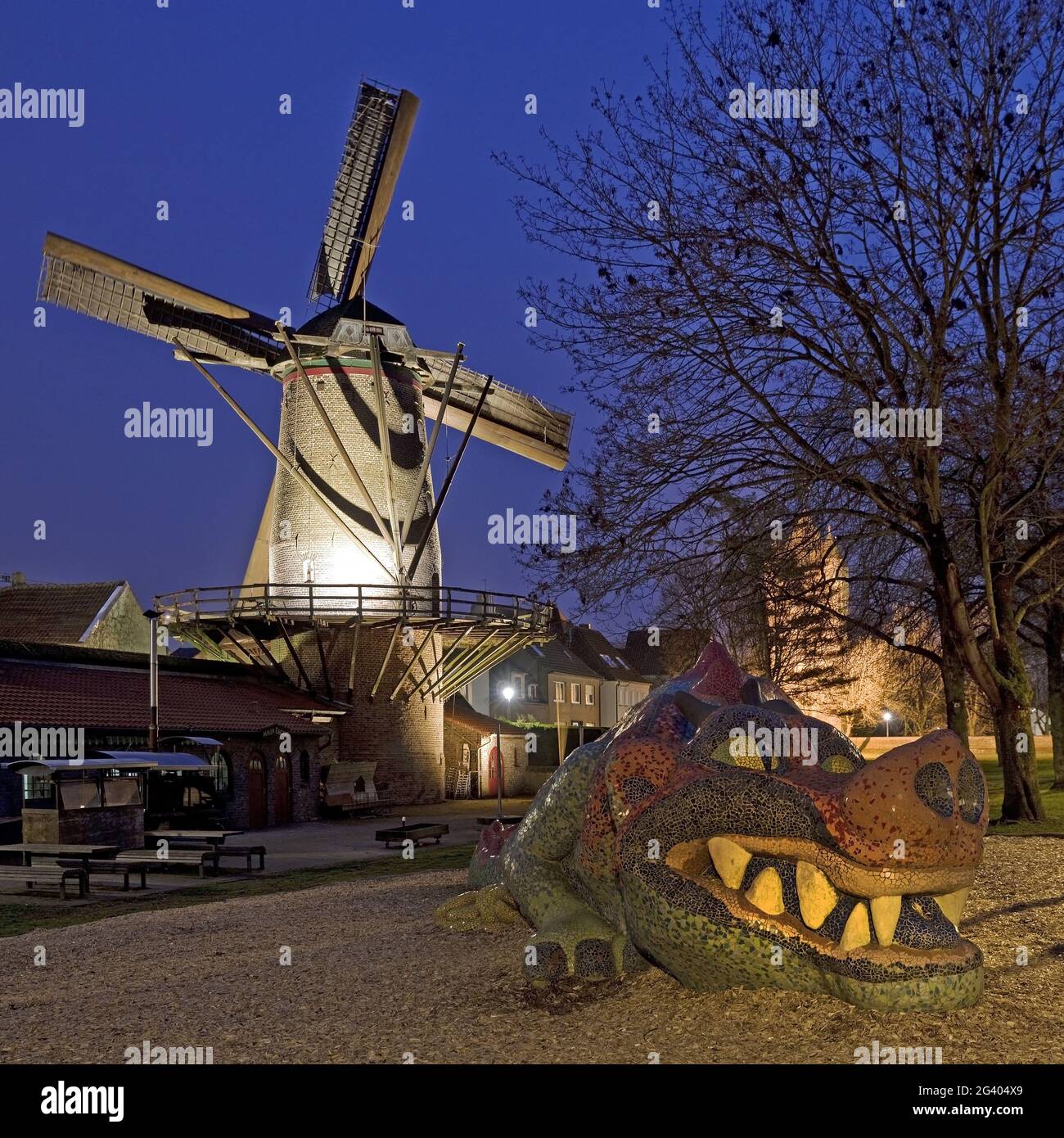 Mulino Kriemhild con drago Nibelungen in serata, Xanten, basso Reno, Germania, Europa Foto Stock