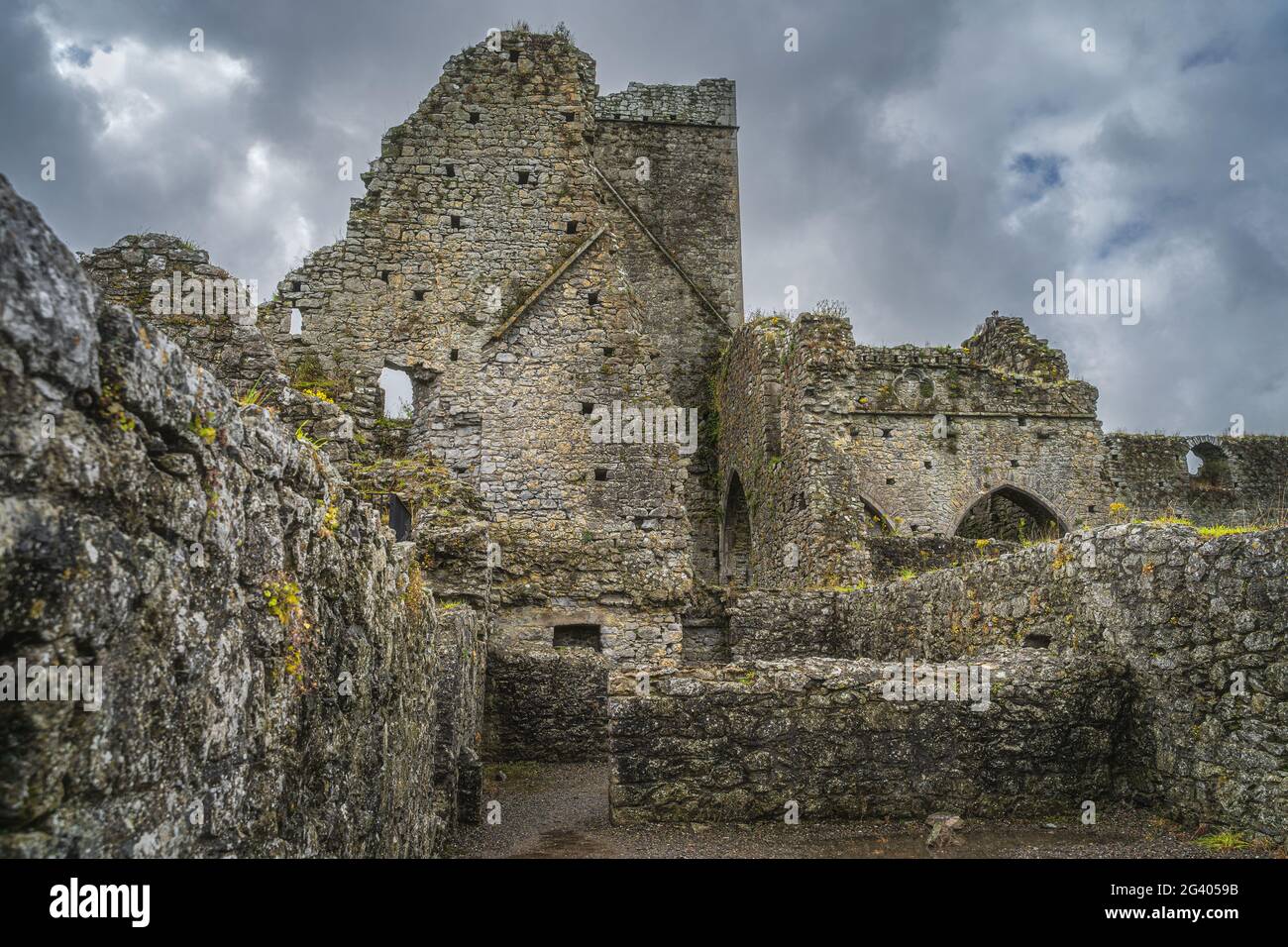 Mura esterne dell'abbazia di Hore, in rovina e abbandonata, con un suggestivo cielo tempestoso Foto Stock