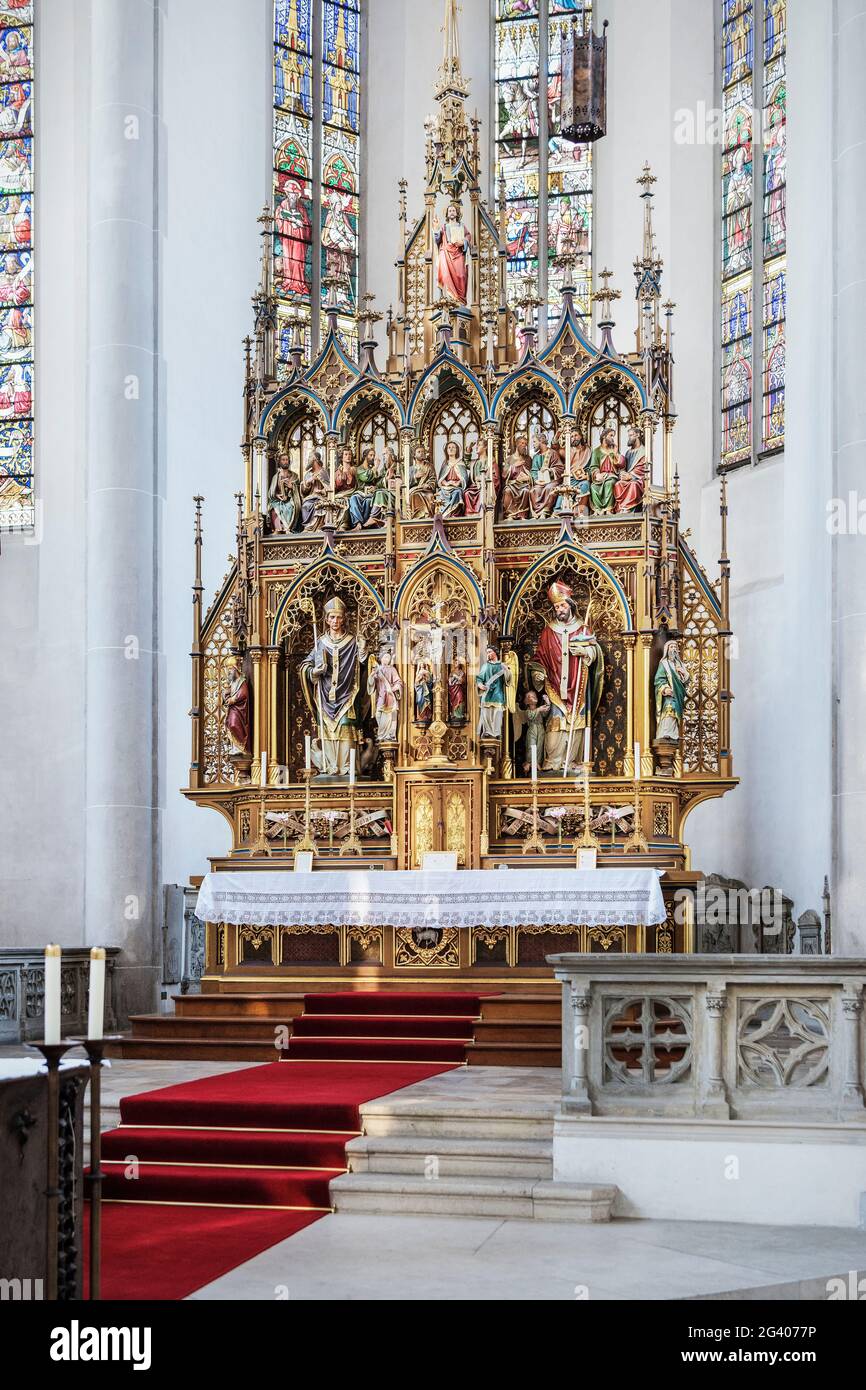 Vista sull'altare di Stadtpfarrkirche St Martin, Lauingen, distretto di Dillingen, Baviera, Danubio, Germania Foto Stock